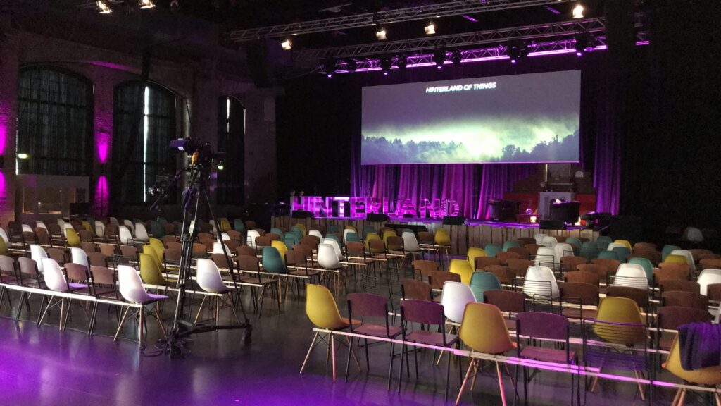 Lokwerk mit Leinwand auf der Hinterland of Things-Veranstaltung des Pioneer Clubs im Lokschuppen Bielefeld